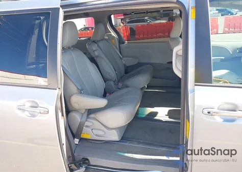 2014 Toyota Sienna Xle V6 8 Passenger z USA, uszkodzony, nr VIN 5TDYK3DC0ES486316